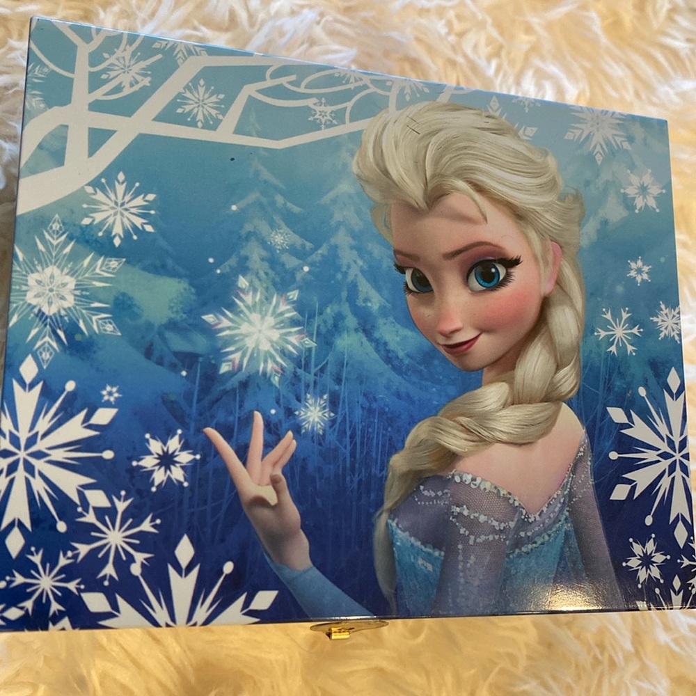Jewelry box - Elsa twirls when box is opened up and plays Let it Go.